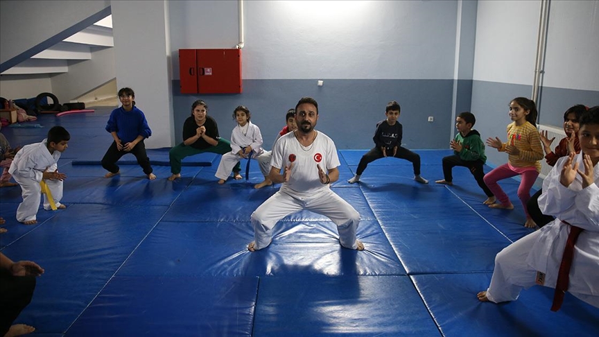 Konteyner kentte çalışan antrenör, depremzede çocukları karateyle tanıştırıyor