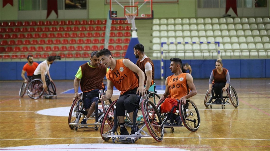 Tekerlekli sandalye basketbol takımında 32 yıldır ter döküyor