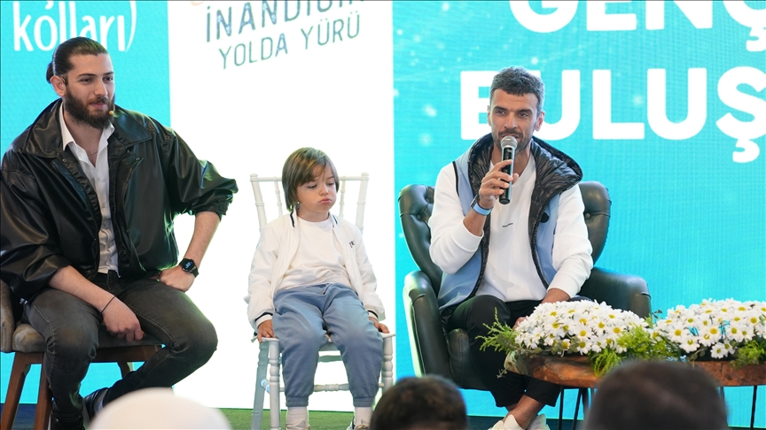 TMF Milli Takımlar Kaptanı Kenan Sofuoğlu, Düzce'de gençlerle buluştu