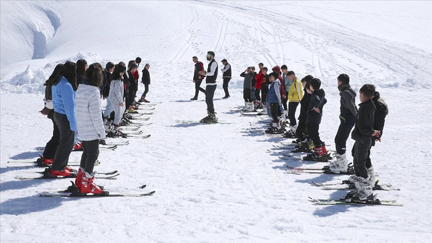 Hakkari'de 3 bin 200 öğrenciye kayak eğitimi verildi