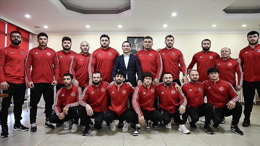 Milli güreşçiler, olimpiyat kotası için Bakü'de mindere çıkacak