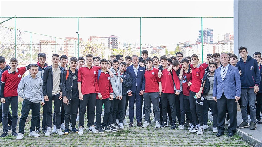 Trabzonspor Teknik Direktörü Abdullah Avcı, öğrencilerle buluştu