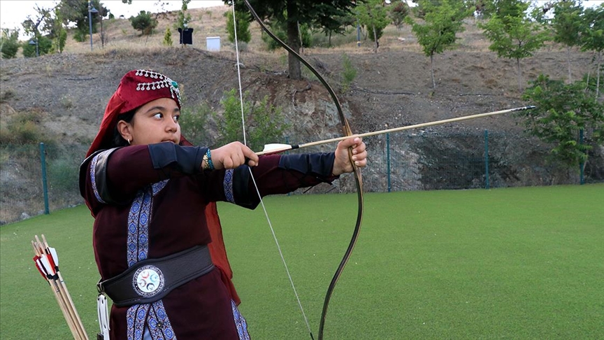Şampiyon okçu Buğlem Sare Deveci, hedefine milli takımı koydu