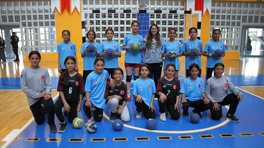 Antrenör polislerin yetiştirdiği genç sporcular, şampiyonalara hazırlanıyor