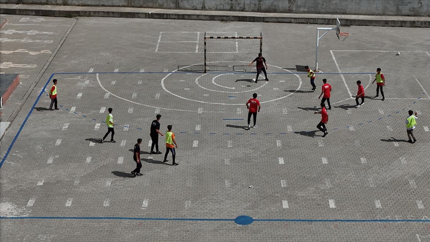 Kilit taşı sahada hentbol oynayıp ay-yıldızlı formayı giymek için mücadele ediyorlar