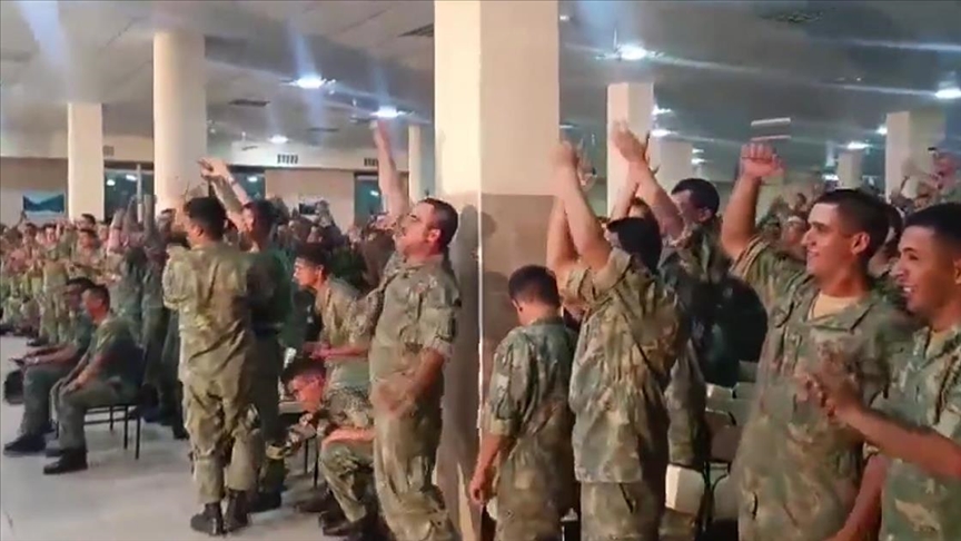 Azerbaycan askerleri Türkiye-Çekya maçını coşkuyla takip etti