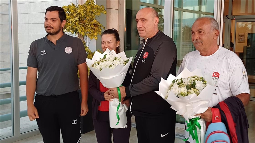 Milli atıcı Sena Can, Paris'e uğurlandı