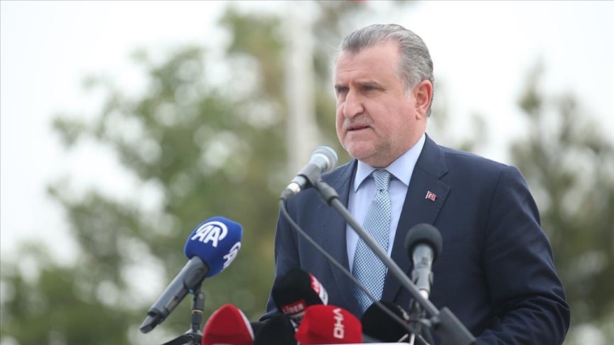 Bakan Bak: Olimpiyatlara 102 sporcu kazandıran kulüplerimize şükranlarımı sunuyorum