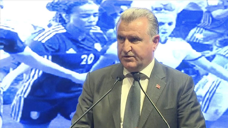 Gençlik ve Spor Bakanı Bak: Bakanlık olarak kadın futboluna teşvik veriyoruz