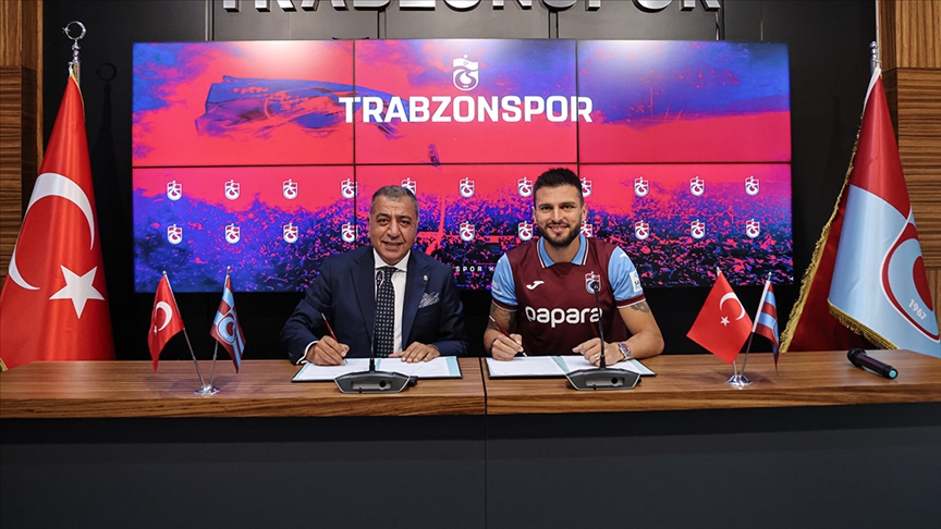 Trabzonspor'da Okay Yokuşlu için imza töreni düzenlendi