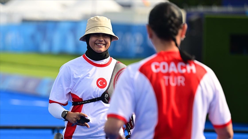 Milli okçu Elif Berra Gökkır Paris'te çeyrek finale yükseldi