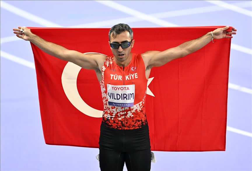 Para atletizmde erkekler 100 metre T12 sınıfında milli sporcu Serkan Yıldırım, altın madalya kazandı
