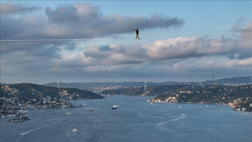 Red Bull sporcusu Roose, İstanbul'da ip üzerinde yürüyerek Asya'dan Avrupa'ya geçti
