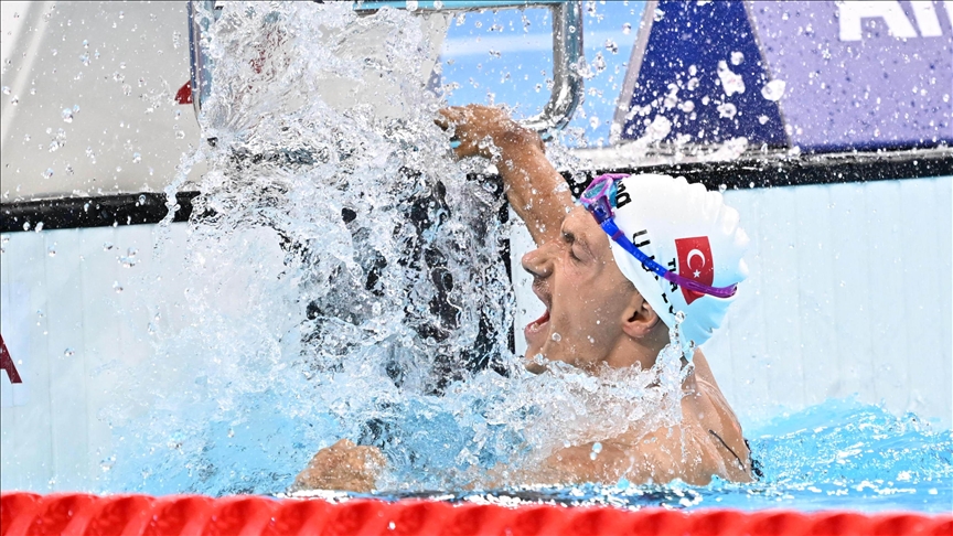 Paris 2024 Paralimpik Oyunları'nda yüzme branşında Umut Ünlü, altın madalya kazandı