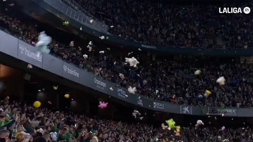 Real Betis taraftarlarından sahaya 