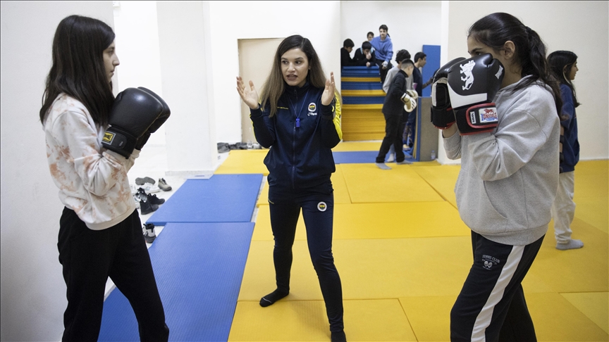 Şampiyon kick boksçu Erivan öğretmen, öğrencilerine 