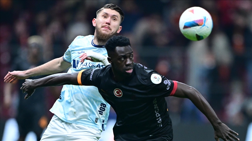 Galatasaray ile Adana Demirspor arasındaki karşılaşma yarıda kaldı