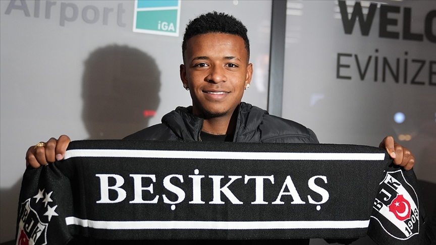 Beşiktaş'ın Ekvadorlu oyuncusu Arroyo siyah-beyazlı takımda 