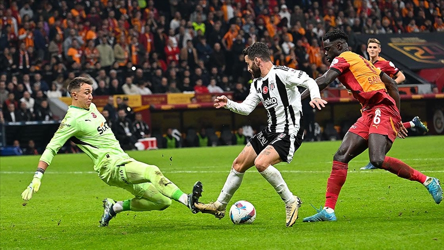 Lider Galatasaray, Süper Lig'de yarın Beşiktaş'a konuk olacak