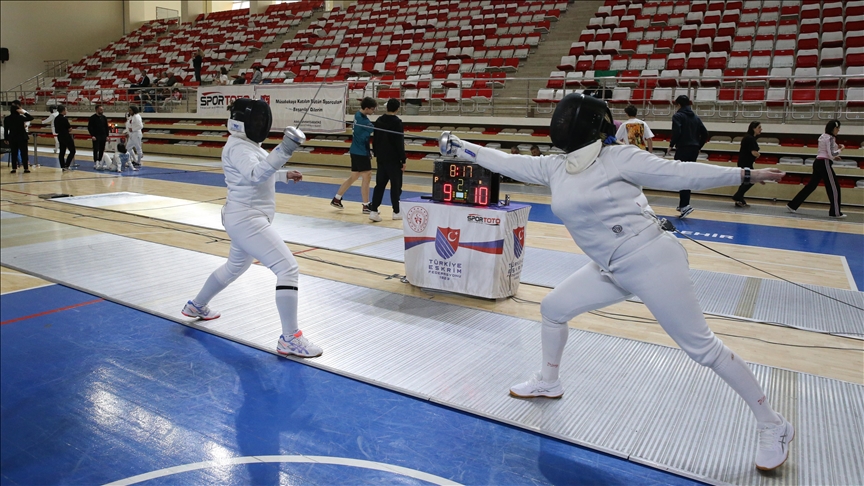 Eski milli eskrimci, 30 yıl ara verdiği spor yaşamına altın madalyayla döndü