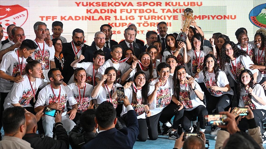 TFF Kadınlar 1. Ligi'nde şampiyon olan Yüksekovaspor kupasını aldı