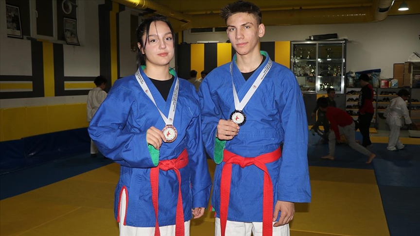 Judo ve kuraş sporcusu ikiz kardeşler, milli formayı giyebilmek için ter döküyor