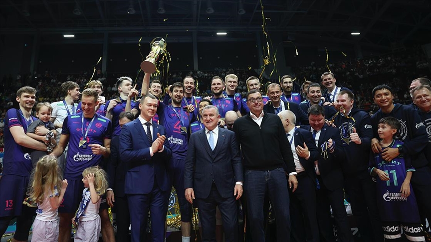 Bakan Bak, Rusya'da voleybol finalini izledi, şampiyon takıma kupasını verdi