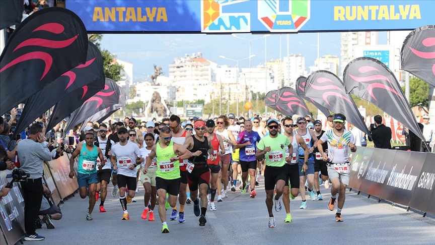 Antalya'da gerçekleştirilen 20. Uluslararası Runtalya Maratonu başladı