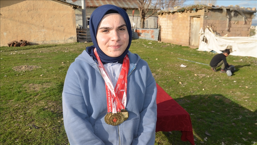 Bileğinin hakkıyla şampiyon olmak için günde 600 şınav çekiyor