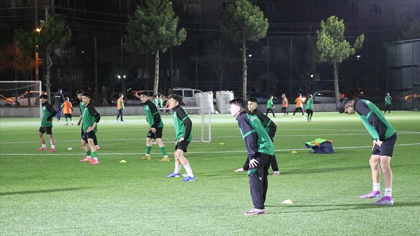 Kütahya'da Yeşilayspor Kulübü gençleri futbolla bağımlılıktan uzak tutuyor