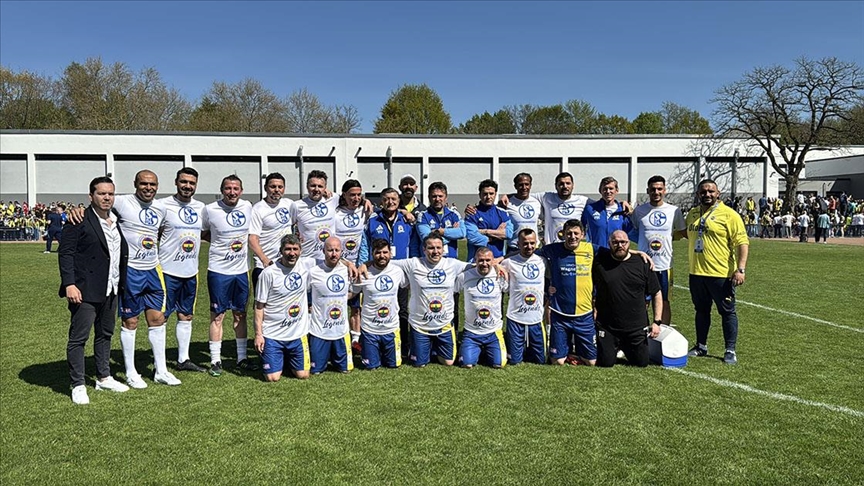 Almanya'da Fenerbahçe efsaneleri ile eski Schalke 04 oyuncuları dostluk maçı yaptı