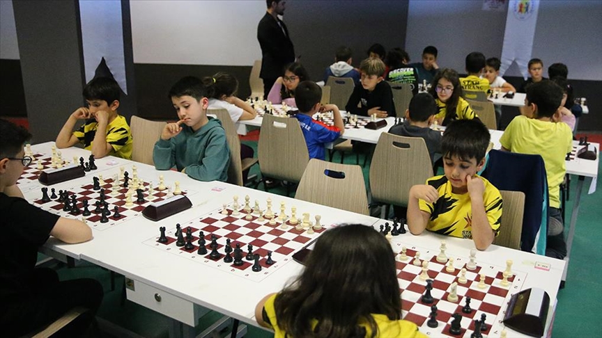 Diyarbakır'da düzenlenen satranç turnuvasına 17 ilden 150 sporcu katıldı