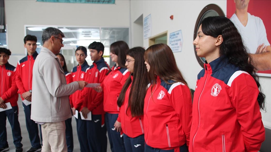 Milli atıcı Yusuf Dikeç, genç sporculara sponsorların hediyelerini dağıttı