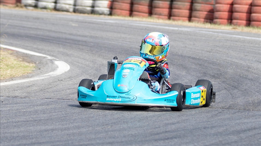 5 yaşındaki Zayn Sofuoğlu, İngiltere'deki karting yarışlarında podyuma çıktı